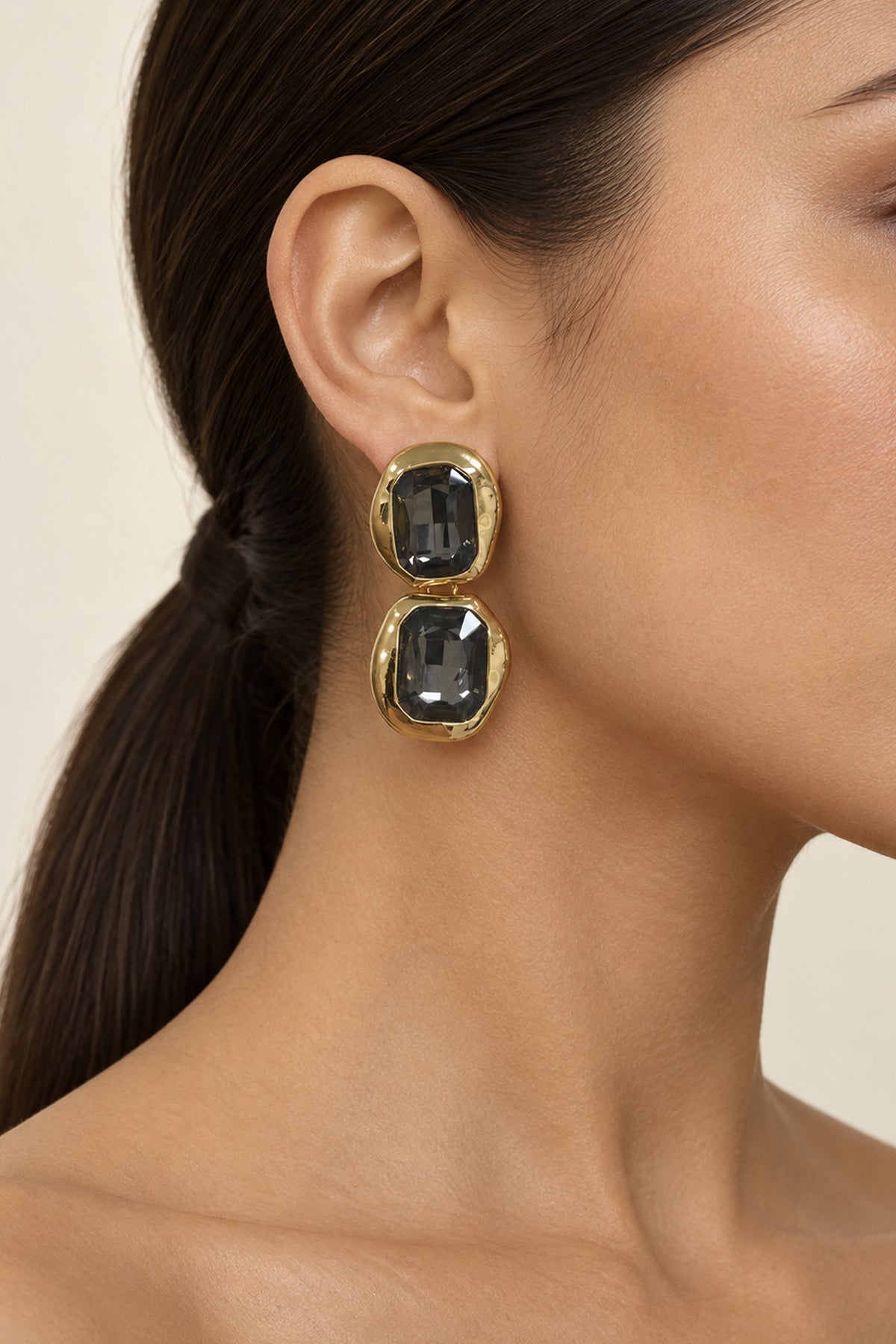Onyx Siyah Kristal Taşlı Gold Renk Geometrik Sallantılı Küpe
